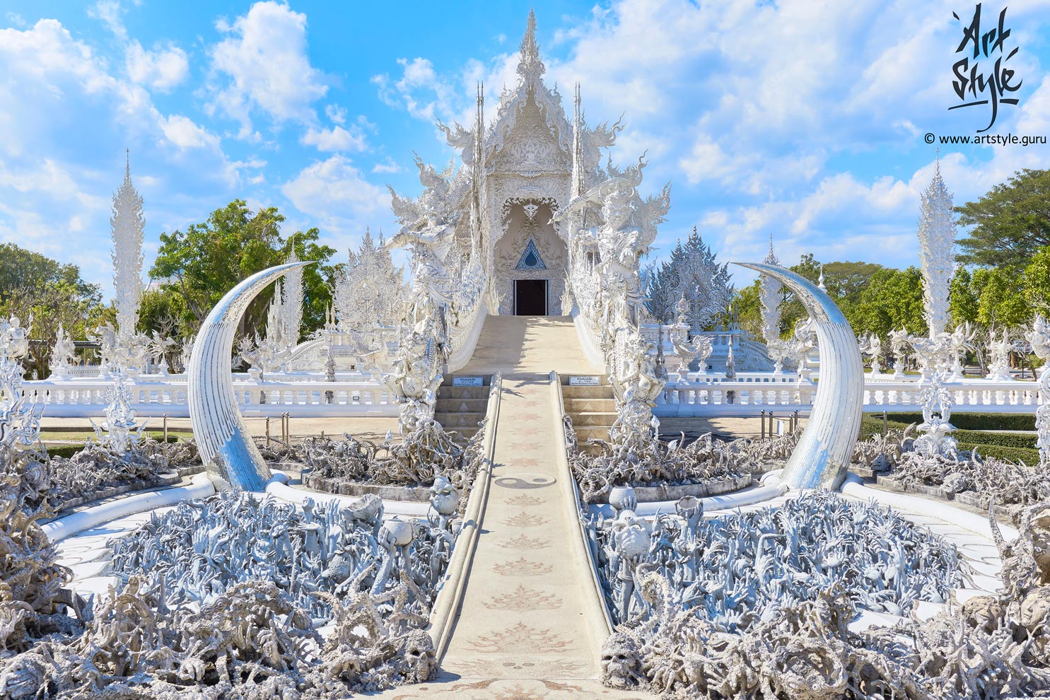 White Temple (Wat Rong Khun), Chiang Rai, Thailand.